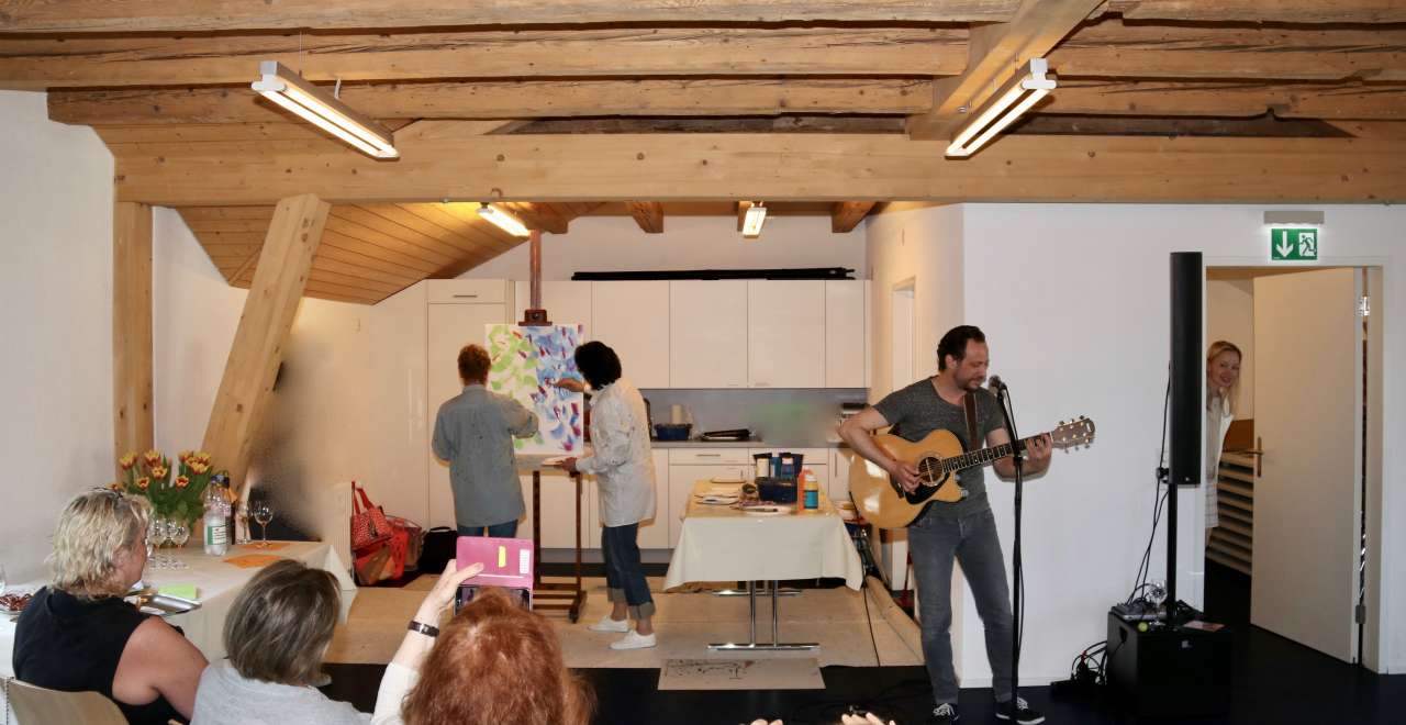 Live Performance mit Susanne Baumann u. Dom Hakios Gitarist